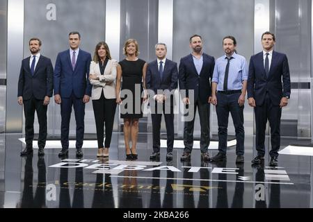 Les cinq principaux candidats pour le Premier ministre espagnol conservateur Parti populaire (PP) dirigeant Pablo Casado (L), Premier ministre espagnol en exercice et leader du Parti socialiste espagnol (PSOE), Pedro Sanchez (2L), le parti politique de centre-droit Ciudadanos dirigeant Albert Rivera (R), l'aile d'extrême-gauche leader du parti Podemos, Pablo Iglesias (2R) et Santiago Abascal, chef du parti espagnol d'extrême-droite Vox (3R), posent avec les journalistes Ana Blanco (3L), Maria Casado (4L) et Vicente Valles (4R) avant un débat télévisé au Pavillon du verre de la Casa de Campo à Madrid, sur 4 novembre 2019, devant 10 novembre Gener Banque D'Images