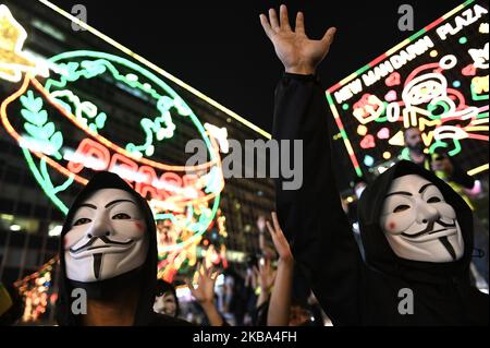 Les manifestants portent un masque Guy Fawkes lors d'une manifestation anti-gouvernementale dans le district de Tsim Sha Tsui à Hong Kong, en Chine, au 5 novembre 2019. Les manifestants pro-démocratie ont été emmenés dans la rue de Hong Kong pendant des mois pour protester contre le gouvernement, les manifestants ont cinq exigences principales, y compris la mise en place d'une enquête indépendante sur les fautes commises par la police tout en gérant les récentes manifestations à Hong Kong et en appelant au suffrage universel. (Photo de Vernon Yuen/NurPhoto) Banque D'Images