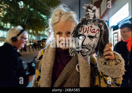 La couturière britannique Dame Vivienne Westwood tient un masque lors d'une manifestation en solidarité avec le fondateur de WikiLeaks, Julian Assange, à l'extérieur du bâtiment du Home Office du Royaume-Uni, le 05 novembre 2019 à Londres, en Angleterre. Julian Assange reste actuellement en prison alors qu'il attend l'audience de demande d'extradition prévue pour février 2020 pour conspiration avec Chelsea Manning pour l'obtention et la publication des journaux de guerre en Irak. (Photo de Wiktor Szymanowicz/NurPhoto) Banque D'Images