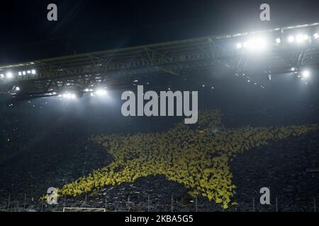 Vue générale à l'intérieur du stade tandis que les fans de Dortmund montrent leur soutien avant le match F de la Ligue des champions de l'UEFA entre Borussia Dortmund et le FC Internazionale Milano au signal Iduna Park sur 05 novembre 2019 à Dortmund, en Allemagne. (Photo de Peter Niedung/NurPhoto) Banque D'Images