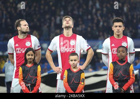 Joel Veltman (Ajax), Daley Blind (Ajax) et Lisandro Martinez (Ajax) photographiés lors du match du groupe H de l'UEFA Champions League 2019/20 entre Chelsea FC (Angleterre) et AFC Ajax (pays-Bas) au pont Stamford. (Photo de Federico Guerra Moran/NurPhoto) Banque D'Images