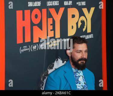 HOLLYWOOD, LOS ANGELES, CALIFORNIE, États-Unis - NOVEMBRE 05 : l'acteur Shia LaBeouf portant Balenciaga arrive à la première de Los Angeles des studios Amazon 'Honey Boy' qui se tient au ArcLight Cinemas Hollywood Cinerama Dome sur 5 novembre 2019 à Hollywood, Los Angeles, Californie, États-Unis. (Photo par image Press Agency/NurPhoto) Banque D'Images