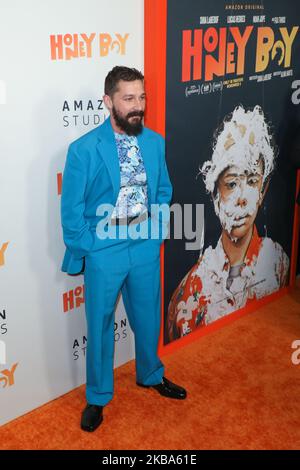 HOLLYWOOD, LOS ANGELES, CALIFORNIE, États-Unis - NOVEMBRE 05 : l'acteur Shia LaBeouf portant Balenciaga arrive à la première de Los Angeles des studios Amazon 'Honey Boy' qui se tient au ArcLight Cinemas Hollywood Cinerama Dome sur 5 novembre 2019 à Hollywood, Los Angeles, Californie, États-Unis. (Photo par image Press Agency/NurPhoto) Banque D'Images