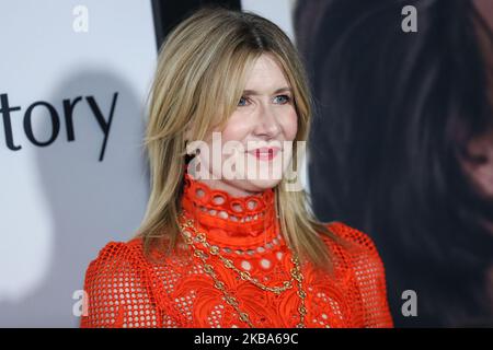 WEST HOLLYWOOD, LOS ANGELES, CALIFORNIE, États-Unis - NOVEMBRE 05 : l'actrice Laura Dern portant une robe de Zimmermann arrive à la première à Los Angeles de la « Marage Story » de Netflix, tenue au théâtre de la Guilde des réalisateurs d'Amérique sur 5 novembre 2019 à West Hollywood, Los Angeles, Californie, États-Unis. (Photo par Xavier Collin/image Press Agency/NurPhoto) Banque D'Images