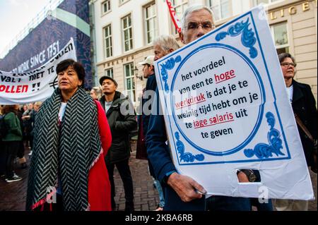 Un homme est vu portant un écriteau lors de la grande manifestation d'enseignants qui a eu lieu à la Haye, sur 6 novembre 2019. (Photo par Romy Arroyo Fernandez/NurPhoto) Banque D'Images