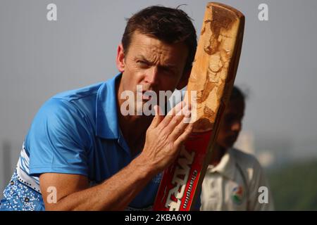 L'ancien grilleur australien Adam Gilchrist réagit lors d'une séance d'entraînement avec des étudiants de la Magician Foundation India (MFI) à Mumbai, Inde, le 06 novembre 2019. (Photo par Himanshu Bhatt/NurPhoto) Banque D'Images