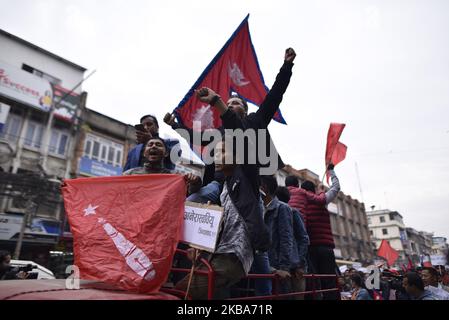 Des étudiants alignés avec l'ensemble de l'Union nationale des étudiants libres du Népal, aile sœur du Parti communiste népalais au pouvoir, ont organisé mercredi une manifestation à Katmandou, au Népal, 06 novembre 2019 contre la carte controversée publiée par l'Inde. L’Inde a publié une nouvelle carte montrant les terres du Népal Kalapani et Lipulek comme territoire indien. (Photo de Narayan Maharajan/NurPhoto) Banque D'Images