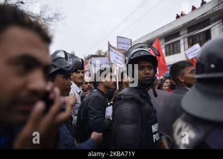 Des étudiants alignés avec l'ensemble de l'Union nationale des étudiants libres du Népal, aile sœur du Parti communiste népalais au pouvoir, ont organisé mercredi une manifestation à Katmandou, au Népal, 06 novembre 2019 contre la carte controversée publiée par l'Inde. L’Inde a publié une nouvelle carte montrant les terres du Népal Kalapani et Lipulek comme territoire indien. (Photo de Narayan Maharajan/NurPhoto) Banque D'Images