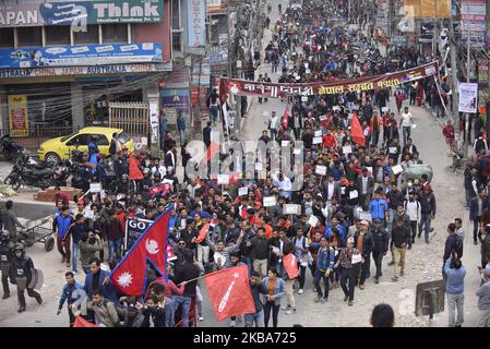 Des étudiants alignés avec l'ensemble de l'Union nationale des étudiants libres du Népal, aile sœur du Parti communiste népalais au pouvoir, ont organisé mercredi une manifestation à Katmandou, au Népal, 06 novembre 2019 contre la carte controversée publiée par l'Inde. L’Inde a publié une nouvelle carte montrant les terres du Népal Kalapani et Lipulek comme territoire indien. (Photo de Narayan Maharajan/NurPhoto) Banque D'Images