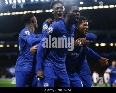 Fikayo Tomori de Chelsea célèbre la Reece James de Chelsea célèbre ses scores égalisants but de faire le score 4-4 pendant le Champion League Group H entre Chelsea et ALAX au Stanford Bridge Stadium , Londres, Angleterre le 05 novembre 2019 (photo par action Foto Sport/NurPhoto) Banque D'Images