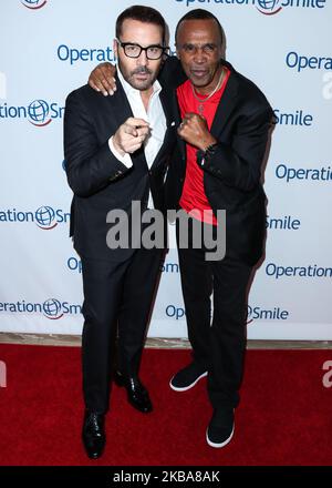 BEVERLY HILLS, LOS ANGELES, CALIFORNIE, États-Unis - NOVEMBRE 06 : Jeremy Piven et Sugar Ray Leonard arrivent à la nuit de combat hollywoodienne 2019 de l'opération Smile qui s'est tenue à l'hôtel Beverly Hilton sur 6 novembre 2019 à Beverly Hills, Los Angeles, Californie, États-Unis. (Photo par Xavier Collin/image Press Agency/NurPhoto) Banque D'Images