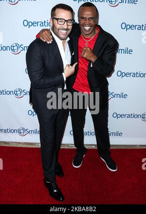 BEVERLY HILLS, LOS ANGELES, CALIFORNIE, États-Unis - NOVEMBRE 06 : Jeremy Piven et Sugar Ray Leonard arrivent à la nuit de combat hollywoodienne 2019 de l'opération Smile qui s'est tenue à l'hôtel Beverly Hilton sur 6 novembre 2019 à Beverly Hills, Los Angeles, Californie, États-Unis. (Photo par Xavier Collin/image Press Agency/NurPhoto) Banque D'Images