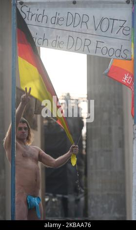 Un interprète/activiste de rue devant la porte de Brandebourg à Berlin, deux jours avant le prochain anniversaire de la chute du mur de Berlin en 30th. Le mur de Berlin a divisé la capitale allemande de 1961 à 1989. Checkpoint Charlie était un point de passage principal au mur du secteur américain de Berlin-Ouest au secteur russe de Berlin-est. Jeudi, 7 novembre 2019, à Berlin, en Allemagne. (Photo par Artur Widak/NurPhoto) Banque D'Images