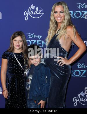 HOLLYWOOD, LOS ANGELES, CALIFORNIE, États-Unis - NOVEMBRE 07 : Slate Arroyave, Cruz Arroyave et Teddi JO Mellencamp arrivent à la première mondiale du « Frozen 2 » de Disney qui s'est tenu au Dolby Theatre on 7 novembre 2019 à Hollywood, Los Angeles, Californie, États-Unis. (Photo par Xavier Collin/image Press Agency/NurPhoto) Banque D'Images