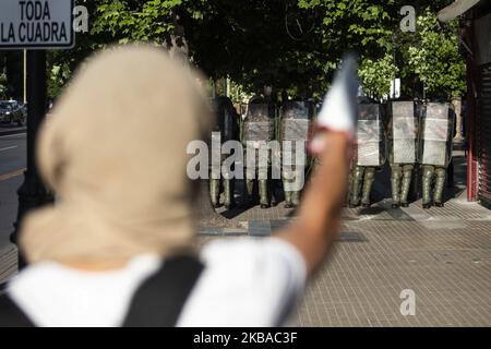 Un manifestant fait des gestes à l'encontre des policiers lors d'une manifestation contre le gouvernement du président Sebastian Piñera sur 7 novembre 2019 à Santiago, au Chili. Depuis 18 octobre, les manifestants exigent des améliorations dans les domaines de la santé, du système de retraite, de l'éducation publique, de la mobilité sociale et sont contre la privatisation des services d'eau, la hausse des tarifs des transports publics et la corruption du gouvernement. (Photo de MatÃ­as Baglietto/NurPhoto) Banque D'Images