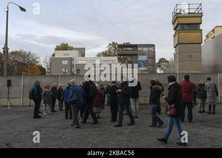 Visiteurs vus dans une partie préservée du mur de Berlin, avec une tour de la garde allemande d'origine, à Bernauer Strasse, à la veille du prochain 30th anniversaire de la chute du mur de Berlin. L'Allemagne marque trois décennies depuis la chute du mur de Berlin cette semaine avec les principales célébrations dans la capitale allemande samedi, 9 novembre 2019. Vendredi, 8 novembre 2019, à Berlin, en Allemagne. (Photo par Artur Widak/NurPhoto) Banque D'Images