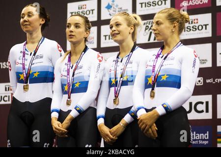 Neah Evans, Katie Archibald, Elinor Barker et Eleanor Dickinson, de Grande-Bretagne, se sont vu remettre des médailles d'or après les finales de l'équipe féminine de poursuite au vélodrome Sir Chris Hoy le premier jour de la coupe du monde de cyclisme sur piste UCI sur 8 novembre 2019 à Glasgow, en Écosse. (Photo par Ewan Bootman/NurPhoto) Banque D'Images