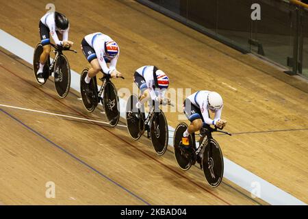 Neah Evans, Katie Archibald, Elinor Barker et Eleanor Dickinson de Grande-Bretagne en action pendant les finales de l'équipe féminine de poursuite au vélodrome Sir Chris Hoy le premier jour de la coupe du monde de cyclisme sur piste UCI sur 8 novembre 2019 à Glasgow, en Écosse. (Photo par Ewan Bootman/NurPhoto) Banque D'Images