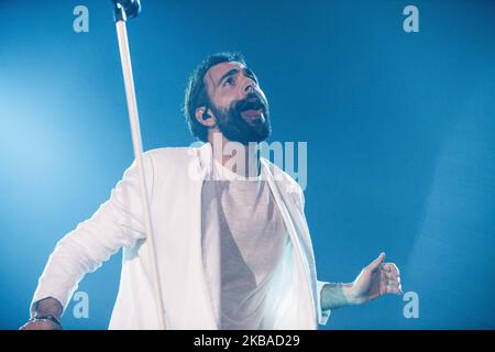 Le chanteur et compositeur italien Marco Mengoni se produit en direct au Forum de Mediolanum le 8 novembre 2019 à Milan, en Italie. (Photo de Roberto Finizio/NurPhoto) Banque D'Images