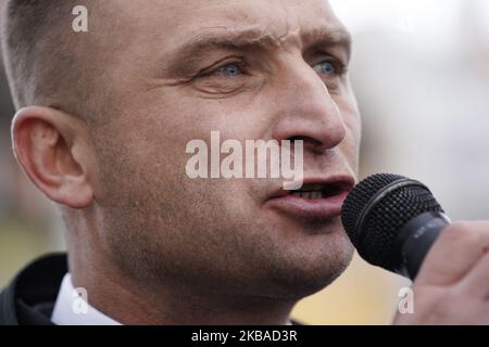 Le chef adjoint du camp radical national (Oboz Narodowy Radykalny, ONR) Robert Bakiewicz s'exprime après une marche anti-LGBT à Varsovie, en Pologne, sur 18 septembre 2019. Le camp radical national est considéré comme une organisation fasciste qui s'oppose aux droits des gays et qui a des vues strictes et conservatrices sur l'immigration. (Photo de Jaap Arriens/NurPhoto) Banque D'Images