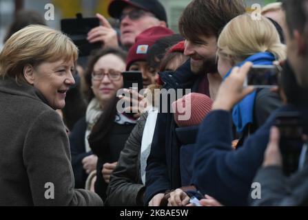 Angela Merkel, chancelière allemande, rencontre des membres du public devant le Mémorial du mur de Berlin à Bernauer Strasse lors d'une cérémonie de commémoration du 30th anniversaire de la chute du mur de Berlin. Samedi, 9 novembre 2019, à Berlin, en Allemagne. (Photo par Artur Widak/NurPhoto) Banque D'Images