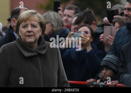 Angela Merkel, chancelière allemande, rencontre des membres du public devant le Mémorial du mur de Berlin à Bernauer Strasse lors d'une cérémonie de commémoration du 30th anniversaire de la chute du mur de Berlin. Samedi, 9 novembre 2019, à Berlin, en Allemagne. (Photo par Artur Widak/NurPhoto) Banque D'Images