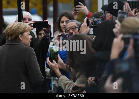 Angela Merkel, chancelière allemande, rencontre des membres du public devant le Mémorial du mur de Berlin à Bernauer Strasse lors d'une cérémonie de commémoration du 30th anniversaire de la chute du mur de Berlin. Samedi, 9 novembre 2019, à Berlin, en Allemagne. (Photo par Artur Widak/NurPhoto) Banque D'Images