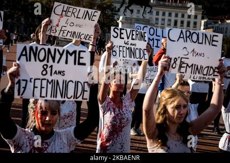 Rassemblement féministe pour dénoncer les 128 féminicides depuis le début de 2019 et l'inaction du gouvernement sur la violence contre les femmes, à Lyon, en France, sur 9 novembre 2019. (Photo de Nicolas Liponne/NurPhoto) Banque D'Images