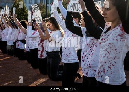 Rassemblement féministe pour dénoncer les 128 féminicides depuis le début de 2019 et l'inaction du gouvernement sur la violence contre les femmes, à Lyon, en France, sur 9 novembre 2019. (Photo de Nicolas Liponne/NurPhoto) Banque D'Images