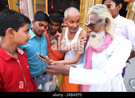 Des sadhus indiens ou des saints hommes regardent la retransmission en direct du verdict de la Cour suprême sur un site religieux contesté, à Ayodhya, en Inde, au 9 novembre 2019. Les hindous auront l'ensemble des 2,77 acres disputés à Ayodhya, SC a statué 9 ans après la décision Allahabad HC. Les musulmans auront d'autres terres, soit dans les 67 acres excédentaires acquis par le gouvernement central autour de la structure contestée, soit dans un autre endroit important. (Photo de Ritesh Shukla ) (photo de Ritesh Shukla/NurPhoto) Banque D'Images
