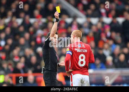 Arbitre Darren Angleterre livre et montre une carte jaune à Ben Watson (8) de la forêt de Nottingham pendant le match de championnat de Sky Bet entre la forêt de Nottingham et le comté de Derby au City Ground, Nottingham, le samedi 9th novembre 2019. (Crédit : Jon Hobley | MI News) la photographie ne peut être utilisée qu'à des fins éditoriales dans les journaux et/ou les magazines, licence requise pour une utilisation commerciale (photo de MI News/NurPhoto) Banque D'Images