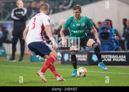 Boris Sekulic (Gornik), Arvydas Novikovas (Legia) pendant le match de football PKO Ekstraklasa entre Legia Varsovie et Gornik Zabrze au stade de l'armée polonaise à Varsovie, Pologne, le 9 novembre 2019. (Photo par Foto Olimpik/NurPhoto) Banque D'Images