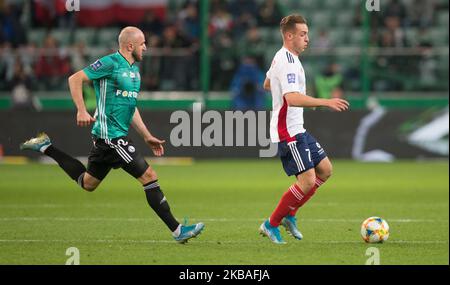 Walerian Gwilia (Legia), David Kopacz (Gornik) pendant le match de football PKO Ekstraklasa entre Legia Varsovie et Gornik Zabrze au stade de l'armée polonaise à Varsovie, Pologne, le 9 novembre 2019. (Photo par Foto Olimpik/NurPhoto) Banque D'Images