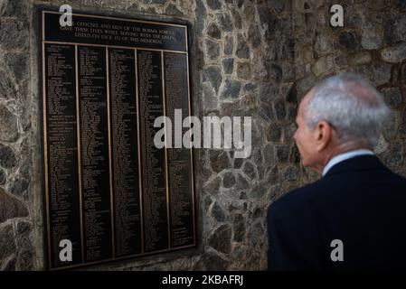 Un homme observe une plaque commémorative lors de la cérémonie de commémoration du jour du souvenir au cimetière de guerre de Htauk Kyant à Yangon, au Myanmar, sur 10 novembre 2019. Le jour du souvenir est observé par les nations du Commonwealth et certains autres pays pour souligner la contribution des membres des forces armées qui ont servi dans les deux guerres mondiales et plus tard dans les conflits. (Photo de Shwe Paw Mya Tin/NurPhoto) Banque D'Images