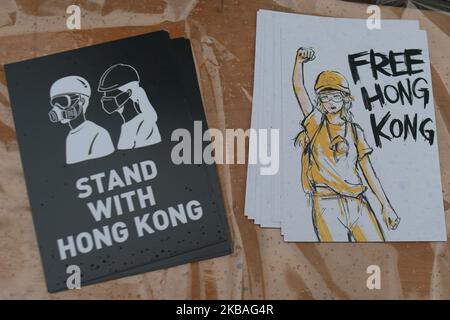 Les dépliants « passer à Hong Kong » et « Free Hong Kong » vus lors d'une manifestation en faveur de manifestations pro-démocratiques à Hong Kong, à un endroit où le mur de Berlin s'est tenu à Bernauer Strasse à l'occasion du 30th anniversaire de la chute du mur de Berlin . Samedi, 9 novembre 2019, à Berlin, en Allemagne. (Photo par Artur Widak/NurPhoto) Banque D'Images