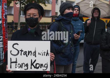 Un activiste porte le signe « Stand with Hong Kong » lors d'une manifestation en faveur de manifestations pro-démocratiques à Hong Kong, à un endroit où le mur de Berlin s'est tenu à Bernauer Strasse à l'occasion du 30th anniversaire de la chute du mur de Berlin . Samedi, 9 novembre 2019, à Berlin, en Allemagne. (Photo par Artur Widak/NurPhoto) Banque D'Images