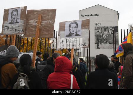 Un groupe de militants, lors d'une manifestation en faveur de manifestations en faveur de la démocratie à Hong Kong, à un endroit où le mur de Berlin s'est autrefois tenu à Bernauer Strasse à l'occasion du 30th anniversaire de la chute du mur de Berlin . Samedi, 9 novembre 2019, à Berlin, en Allemagne. (Photo par Artur Widak/NurPhoto) Banque D'Images