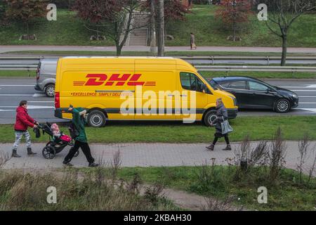 DHL (DHL International GmbH - Deutsche Post DHL ) Volkswagen Crafter garé sur une pelouse près de la route lors de la livraison des colis est vu à Gdansk, Pologne, le 7 novembre 2019 (photo de Michal Fludra/NurPhoto) Banque D'Images