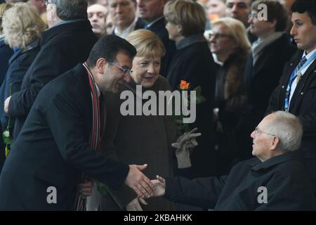 Ekrem ?mamo?lu (à gauche), politicien turc et maire actuel d'Istanbul, est présenté par la chancelière allemande Angela Merkel (au centre) à Wolfgang Schaeuble (à droite), président du Bundestag, lorsqu'ils arrivent à assister à la cérémonie de commémoration centrale pour le 30th anniversaire de la chute du mur de Berlin, Au Mémorial du mur de Berlin à Bernauer Strasse à Berlin. Samedi, 9 novembre 2019, à Berlin, en Allemagne. (Photo par Artur Widak/NurPhoto) Banque D'Images