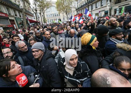 Les gens brandent les drapeaux nationaux français, brandent des slogans et tiennent des pancartes lorsqu'ils participent à une marche de manifestation devant la Gare du Nord, à Paris, sur 10 novembre 2019, pour protester contre l'islamophobie, à l'appel de plusieurs militants et collectifs antiracistes. (Photo de Michel Stoupak/NurPhoto) Banque D'Images