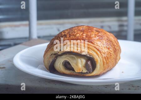 Pain au chocolat sur un plat blanc avec du pain au chocolat naturel et de la pâte foliée. Banque D'Images