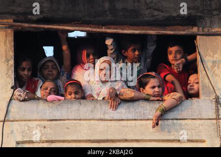 Les gens regardent des processions religieuses pour célébrer l'anniversaire du prophète Mahomet à Mumbai, en Inde, le 10 novembre 2019. (Photo par Himanshu Bhatt/NurPhoto) Banque D'Images