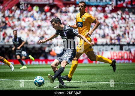 Ignacio Fernandez kick le ballon pendant un match entre la plaque de rivière et Rosario Central dans le cadre de Superliga Argentina 2019/20 à l'Estadio Monumental Antonio Vespucio Liberti sur 10 novembre 2019 à Buenos Aires, Argentine. (Photo de Manuel Cortina/NurPhoto) Banque D'Images