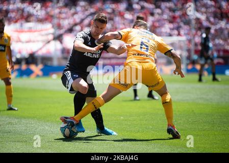 Rafael Santos Borré de River plate bataille pour le ballon lors d'un match entre River plate et Rosario Central dans le cadre de Superliga Argentina 2019/20 à l'Estadio Monumental Antonio Vespucio Liberti sur 10 novembre 2019 à Buenos Aires, Argentine. (Photo de Manuel Cortina/NurPhoto) Banque D'Images