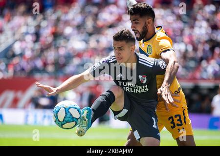 Rafael Santos Borré de River plate lutte pour le ballon lors d'un match entre River plate et Rosario Central dans le cadre de Superliga Argentina 2019/20 à l'Estadio Monumental Antonio Vespucio Liberti sur 10 novembre 2019 à Buenos Aires, Argentine. (Photo de Manuel Cortina/NurPhoto) Banque D'Images