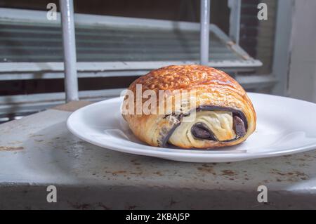 Pain au chocolat sur un plat blanc avec du pain au chocolat naturel et de la pâte foliée. Banque D'Images