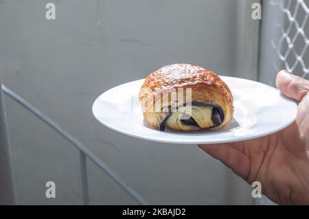 Pain au chocolat sur un plat blanc avec du pain au chocolat naturel et de la pâte foliée. Banque D'Images