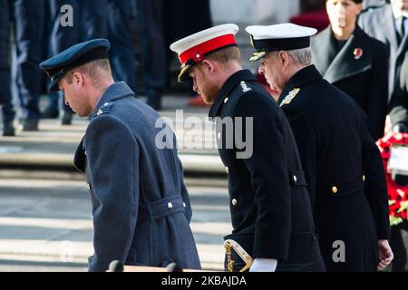 Le prince William, duc de Cambridge (L) et le prince Harry, duc de Sussex (C), ont déposé des couronnes lors du Service national du souvenir au Cenotaph le 10 novembre 2019 à Londres, en Angleterre, Organisé chaque année pour commémorer le personnel militaire qui est décédé dans l'exercice de ses fonctions à l'anniversaire de la fin de la première Guerre mondiale. (Photo de Wiktor Szymanowicz/NurPhoto) Banque D'Images