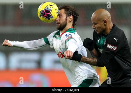 Grzegorz Krychowiak (L) du FC Lokomotiv Moscou et Ari du FC Krasnodar rivalisent pour le ballon lors du match de la Ligue russe de football entre le FC Lokomotiv Moscou et le FC Krasnodar à l'arène RZD sur 10 novembre 2019, à Moscou, en Russie. (Photo par Igor Russak/NurPhoto) Banque D'Images