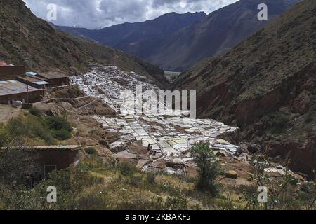 Étangs d'évaporation de sel situés dans la ville de Maras près de Cusco Pérou dans la Vallée Sacrée des Incas sur 14 juillet 2014. Ces étangs sont utilisés depuis l'époque de l'Inca. Le sel est obtenu en évaporant l'eau salée d'un cours d'eau souterraine. Le flux est dirigé par un système de minuscules canaux construits de sorte que l'eau coule graduellement sur plusieurs centaines d'anciens étangs en terrasse. Lorsque l'eau s'évapore dans l'air andin aride, le sel précipite sous forme de cristaux blancs sur les murs et le sol des étangs. Photo de Tom O’Neill (photo de Thomas O’Neill/NurPhoto) Banque D'Images